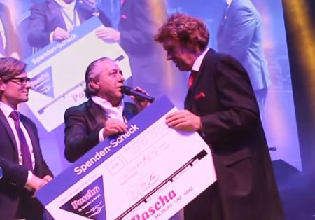 Hermann „Pascha“ Müller überreicht den Spendenscheck über 150.000 Euro auf der Jummimüüs Gala 2016 an Gerhard Pütz, Gründer des Vereins.