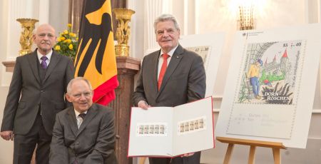 Bundesfinanzminister Wolfgang Schäuble übergab Bundespräsident Joachim Gauck als Schirmherr des Sozialwerkes die neuen Wohlfahrtsmarken mit Motiven aus „Dornröschen“.