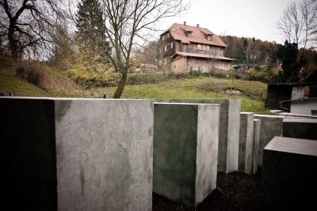 Blick aufs Haus von Björn Höcke und sein persönliches Holocaust-Mahnmal
