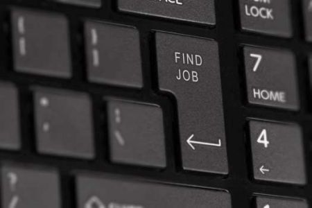 Viele Menschen suchen online nach dem nächsten Job.