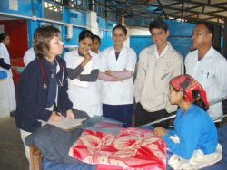 Dr. Sabine Zinke bei der Visite in Nepal