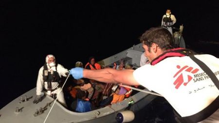 Einsatz von „Ärzte ohne Grenzen“ auf der Dignity 1 im Mittelmeer. Von „Ärzte ohne Grenzen“ konnten 2015 mit drei Rettungsschiffen 23.000 Menschen in 120 Rettungsaktionen aus Seenot gerettet werden. © Juan Matias Gil/MSF