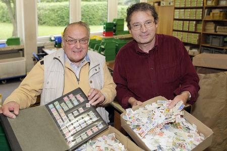 Karl-Hermann Vagt (Vorsitzender des Landesverbandes NRW des Blauen Kreuzes) übergibt zehntausende gesammelte Postwertzeichen an den Leiter der Briefmarkenstelle Bethel, Hans-Werner Mohrmann.
