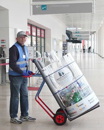 Langzeitarbeitlose erhalten durch Pfandspenden neuen Job am Flughafen Bremen.