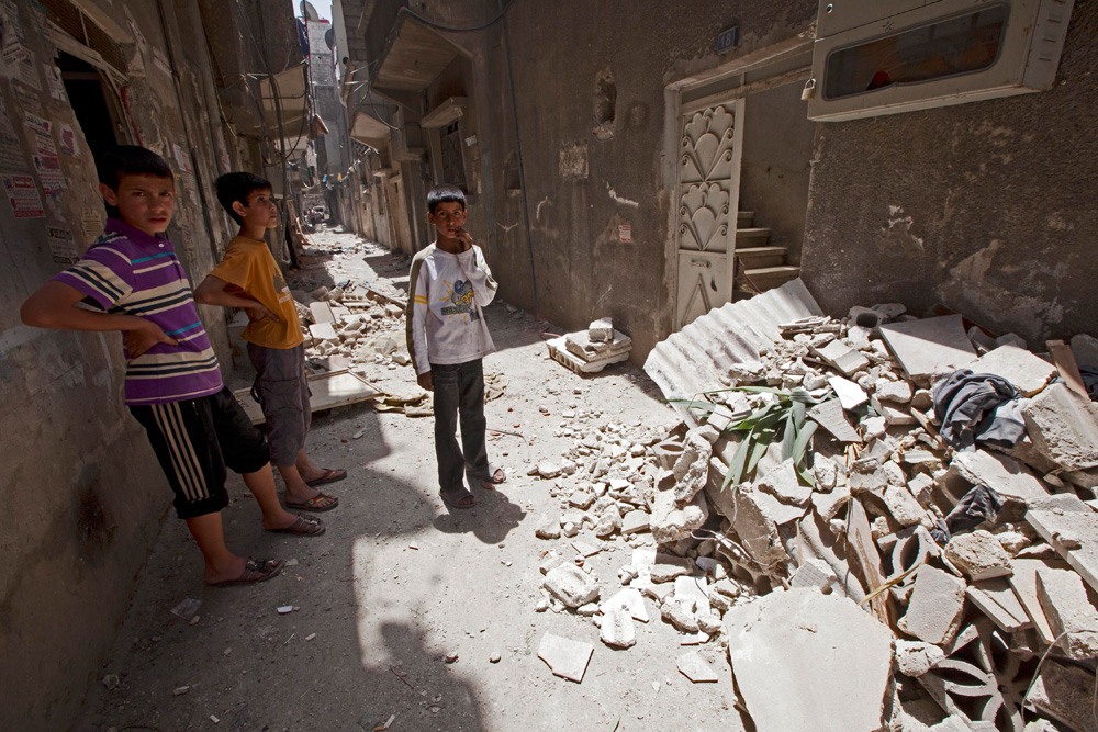 Kinder vor einer Ruine in Damaskus